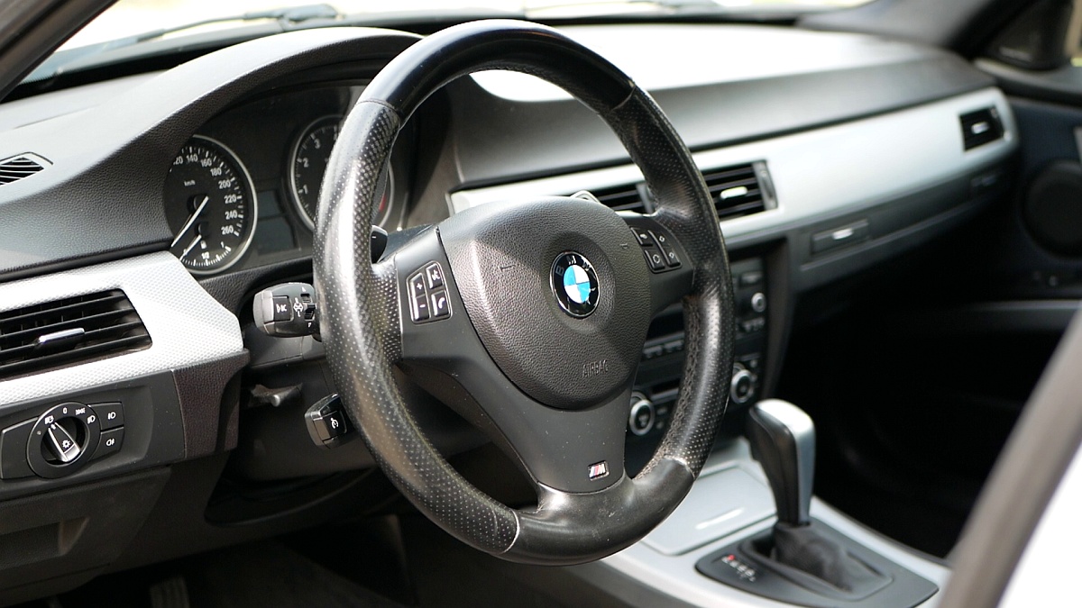 Interiér BMW 330i E90