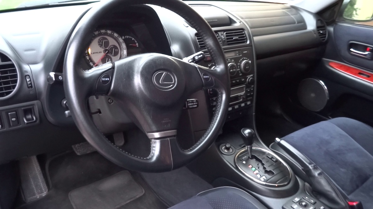 Interiér Lexus IS prvej generácie je óda na kvalitu