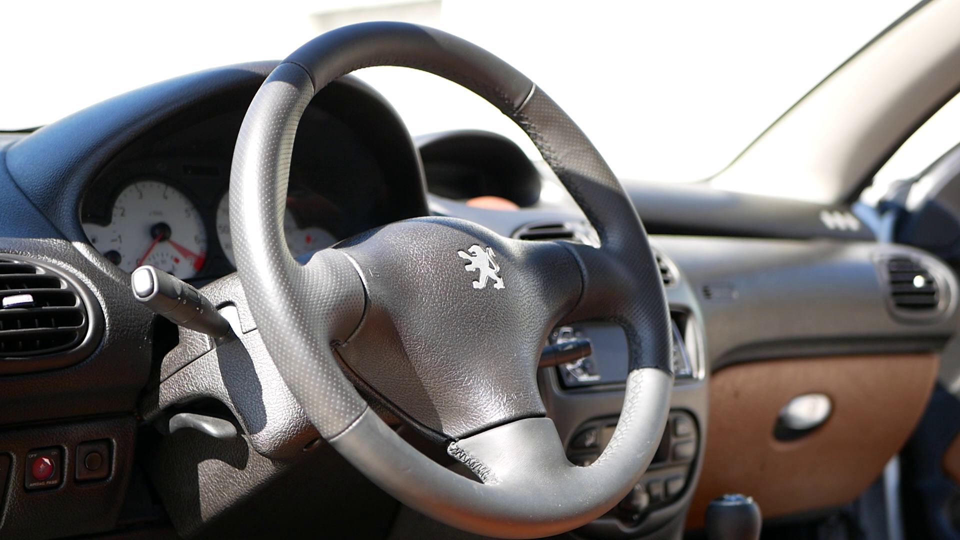 Interiér Peugeot 206 CC je zmesou tvrdých plastov a na oko lepších materiálov
